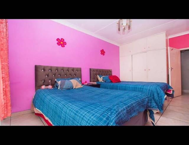 2 BEDROOM APARTMENT FOR SALE IN FLORIDA LAKE